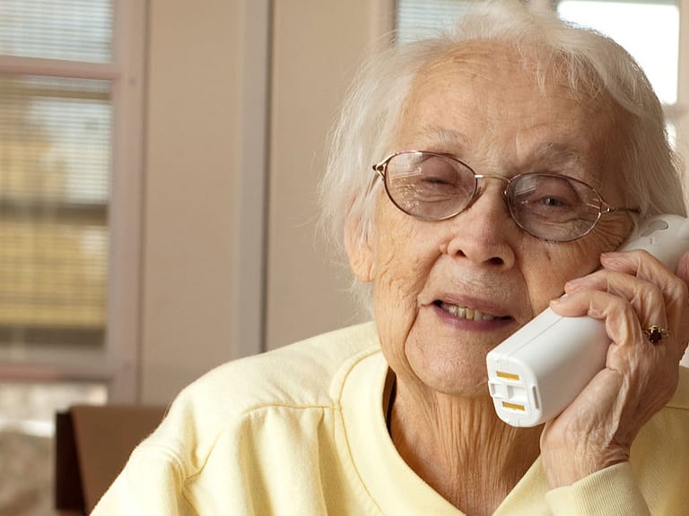 nonna al telefono